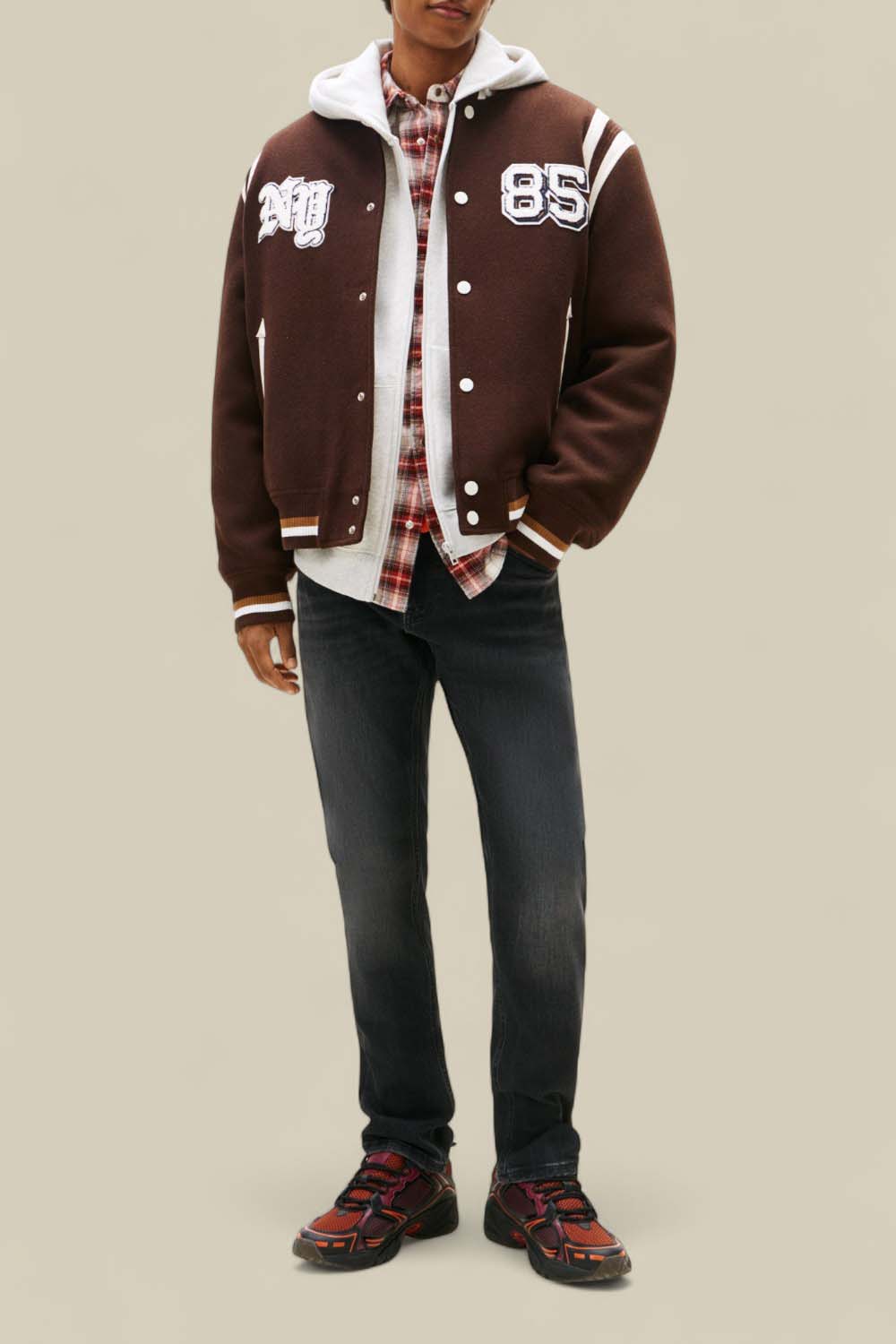 תמונת כל הלוק של מכנסי ג'ינס אוסטין סלים פיט